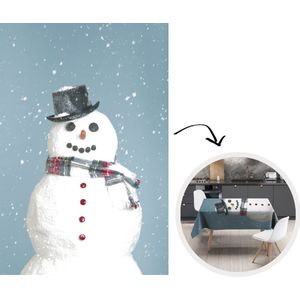 Kerst Tafelkleed - Kerstmis Decoratie - Tafellaken - Een blije sneeuwpop tijdens kerst met een lichtblauwe achtergrond - 150x220 cm - Kerstmis Versiering