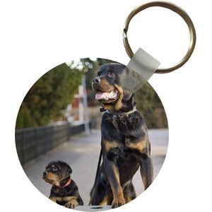 Sleutelhanger - Rottweiler-puppy naast een volwassen rottweiler - Plastic - Rond - Uitdeelcadeautjes