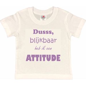 T-shirt Kinderen ""Dusss, blijkbaar heb ik een ATTITUDE"" | korte mouw | Wit/lila | maat 134/140