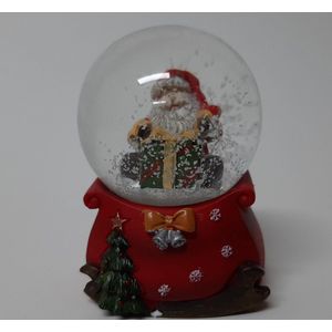 Sneeuwbol cadeauzak op arrenslee en kerstman op groen-rood cadeau 6 cm