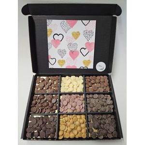 Chocolade Callets Proeverij Pakket met Mystery Card 'Love - Hartjes' met persoonlijke (video) boodschap | Chocolademelk | Chocoladesaus | Verrassing box Verjaardag | Cadeaubox | Relatiegeschenk | Chocoladecadeau