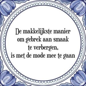 Tegeltje met Spreuk (Tegeltjeswijsheid): De makkelijkste manier om gebrek aan smaak te verbergen, is met de mode mee te gaan + Kado verpakking & Plakhanger