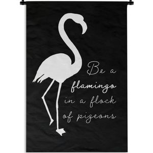 Wandkleed FlamingoKerst illustraties - Quote 'Be a flamingo in a flock of pigeons' met een witte flamingo op een zwarte achtergrond Wandkleed katoen 60x90 cm - Wandtapijt met foto