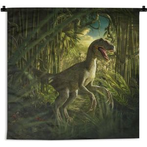 Wandkleed Dinosaurus illustratie - Een illustratie van een Velociraptor in een weelderig groen oerwoud Wandkleed katoen 60x60 cm - Wandtapijt met foto