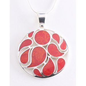 Ronde opengewerkte zilveren hanger met rode koraal steen aan ketting