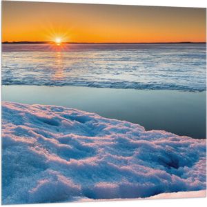 WallClassics - Vlag - Ondergaande Zon bij Meer in de Sneeuw - 100x100 cm Foto op Polyester Vlag