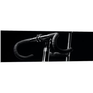 WallClassics - PVC Schuimplaat - Zwarte Mountainbike Fiets tegen Zwarte Achtergrond - 120x40 cm Foto op PVC Schuimplaat (Met Ophangsysteem)