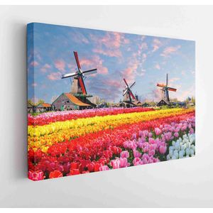 Landschap met tulpen, traditionele Nederlandse windmolens en huizen in de buurt van het kanaal in de Zaanse Schans, Nederland, Europa - Modern Art Canvas - Horizontaal - 1052324327 - 40*30 Horizontal