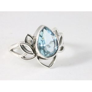 Opengewerkte zilveren lotus bloem ring met blauwe topaas - maat 16.5