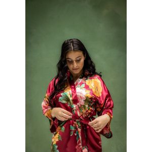 Luxe moederdag cadeautje - Kimono satijn dames - prachtig rood met bloemen - maat XS/S - kort model - luxe cadeau vrouw