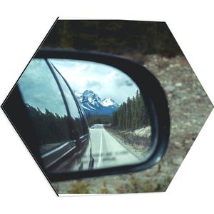 WallClassics - Dibond Hexagon - Uitzicht op Besneeuwde Bergen in Autospiegel - 60x52.2 cm Foto op Hexagon (Met Ophangsysteem)