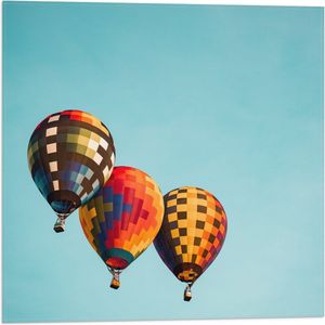 WallClassics - Vlag - Gekleurde Luchtballonnen in de Lucht - 50x50 cm Foto op Polyester Vlag