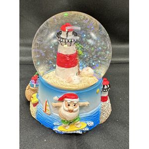 Glitterbol met tropische Kerstman + vuurtoren - Meerkleurig - Hoogte 9 x dia 7 x 8 cm - Polyresin + Glazen bol - Kerstdecoratie - Kerstversiering - Woonaccessoires