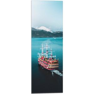 WallClassics - Vlag - Groot Rood Schip met Chinese Details op het Water - 20x60 cm Foto op Polyester Vlag