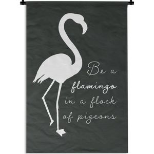 Wandkleed FlamingoKerst illustraties - Quote 'Be a flamingo in a flock of pigeons' met een witte flamingo op een donkergrijze achtergrond Wandkleed katoen 60x90 cm - Wandtapijt met foto