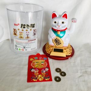 Geluksbrenger zwaaiende kat- Japanse gelukskat-Het geluks katje ""maneki neko."" Solar light .Kunststof. wit .16.5x13cm