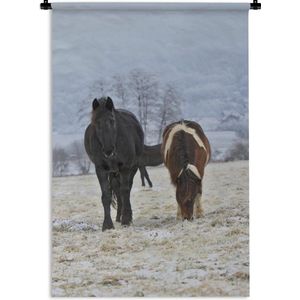 Wandkleed Fries paard - Fries paard en IJslands paard paddock in de winter Wandkleed katoen 60x90 cm - Wandtapijt met foto