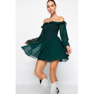 Trendyol Vrouwen Standaard mouw Carmen Kraag Schaatser Smaragdgroene elegante avondjurk van chiffon met open taille/schaatservoering en volant TPRSS23EL00096