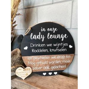 Tekstbord rond  lady lounge - INCLUSIEF HOUTEN HARTJE MET TEKST - groot met de tekst In onze ladylounge -  Afmetingen 40 cm  Hout - krijtzwart - wit - moederdag - moederdag cadeau - verjaardag - mama