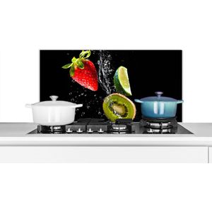 Spatscherm keuken 90x45 cm - Kookplaat achterwand Fruit - Water - Zwart - Stilleven Aardbei - Kiwi - Muurbeschermer - Spatwand fornuis - Hoogwaardig aluminium