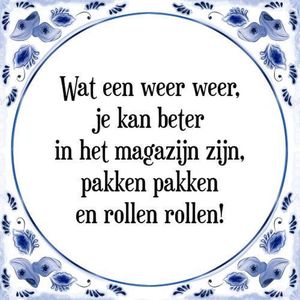 Tegeltje met Spreuk (Tegeltjeswijsheid): Wat een weer weer; Je kan beter in het magazijn zijn, pakken pakken en rollen rollen + Kado verpakking & Plakhanger