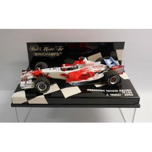 De 1:43 Diecast modelauto van de Panasonic Toyota Racing TF106 # 8 van 2006.De bestuurder is Jarno Trulli.De fabrikant van het schaalmodel is Minichamps.