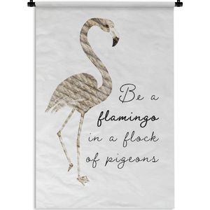 Wandkleed FlamingoKerst illustraties - Quote 'Be a flamingo in a flock of pigeons' en een flamingo van touw op een witte achtergrond Wandkleed katoen 120x180 cm - Wandtapijt met foto XXL / Groot formaat!