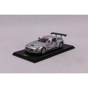 De 1:43 Diecast Modelcar van de Mercedes-Benz SLS AMG GT3 #738 van de eerste race in VLN 2010.De coureurs waren B. Schneider en Jager. Dit schaalmodel is beperkt tot 750 stuks. De fabrikant is Spark.