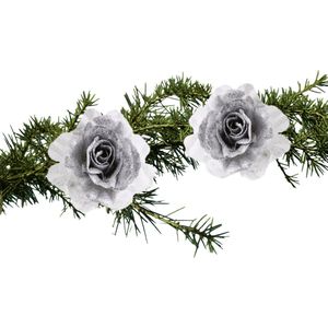 Kerstboom bloemen op clip - 2x stuks - zilver/wit - kunststof - 18 cm