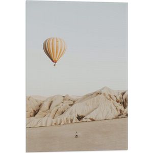 WallClassics - Vlag - Beige Luchtballon boven Beige Rotsen - 40x60 cm Foto op Polyester Vlag