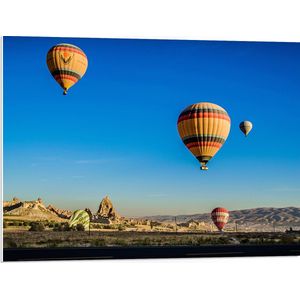 WallClassics - PVC Schuimplaat- Vier Luchtballonnen in de Lucht - 80x60 cm Foto op PVC Schuimplaat
