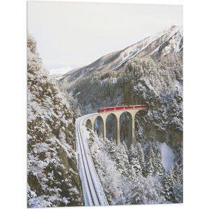 WallClassics - Vlag - Rode Trein door de Bergen in de Sneeuw - 60x80 cm Foto op Polyester Vlag