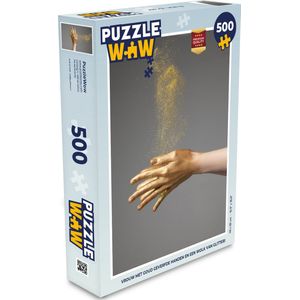 Puzzel Vrouw met goud geverfde handen en een wolk van glitters - Legpuzzel - Puzzel 500 stukjes