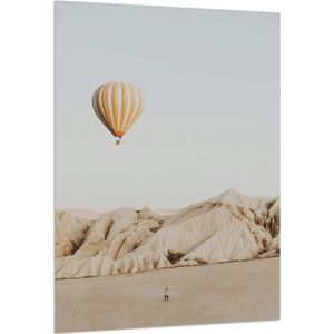 WallClassics - Vlag - Beige Luchtballon boven Beige Rotsen - 100x150 cm Foto op Polyester Vlag