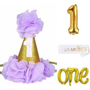 4-delige Luxe lila wit met gouden eerste verjaardag set I am OneDeze set bestaat uit: - eerste - verjaardag - cakesmash - feestmuts - sjerp - ballon