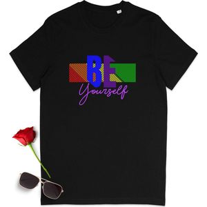 Gay Pride t shirt - Pride tshirt - Be Yourself - Dames tshirt met print - Heren t shirt met pride opdruk - Unisex Pride t shirt - Unisex maten: S M L XL XXL XXXL - Tshirt kleuren: Wit en zwart.