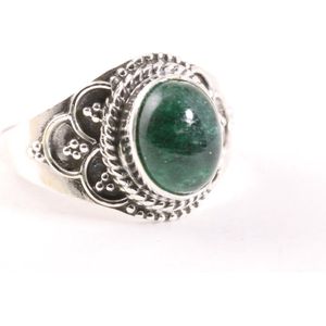 Bewerkte zilveren ring met jade - maat 18.5