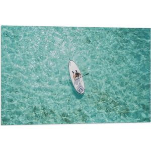 WallClassics - Vlag - Bovenaanzicht van Suppende Vrouw op Heldere Oceaan - 75x50 cm Foto op Polyester Vlag