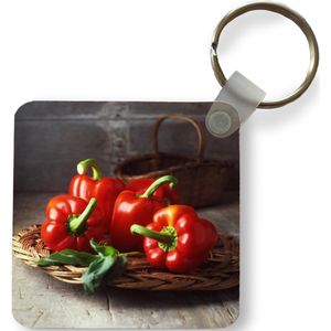 Sleutelhanger - Vier rode paprika's op een rieten mand - Plastic - Rond - Uitdeelcadeautjes