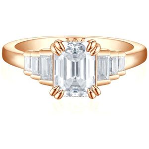 Rectanglo - 18k Roségouden Smaragd Geslepen Moissanite Ring met Baguette Accenten - 0.6 karaat