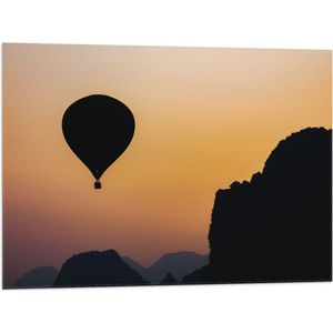 WallClassics - Vlag - Silhouette van een Luchtballon en Bergen - 80x60 cm Foto op Polyester Vlag