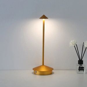 Draadloze Dimbare LED Tafellamp USB-C – Spatwaterdichte Nachtlamp en Terraslamp, Pina Modern, Oplaadbare Bureaulamp voor Binnen en Buiten | GOUD