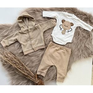 luxe baby pak -jongensset-jongenspak- drie delige katoenen baby set-sweatshirt,romper met broek-kleur donker beige -6 tem 9 maanden