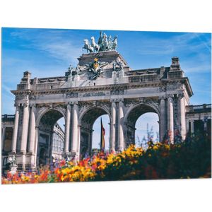 WallClassics - Vlag - Monument in Brussel met Bloemen - 100x75 cm Foto op Polyester Vlag