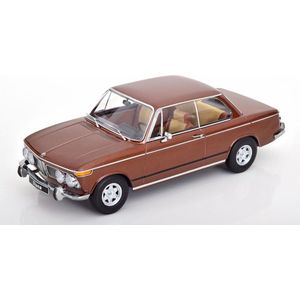 Het 1:18 gegoten model van de BMW 2002 Ti Diana uit 1970 in bruin metallic De fabrikant van het schaalmodel is KK Scale. Dit model is alleen online verkrijgbaar