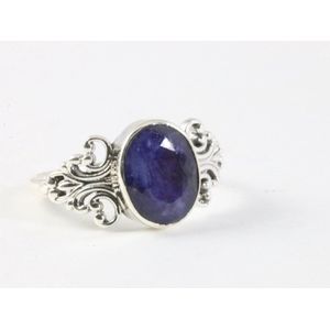 Fijne bewerkte zilveren ring met blauwe saffier - maat 19