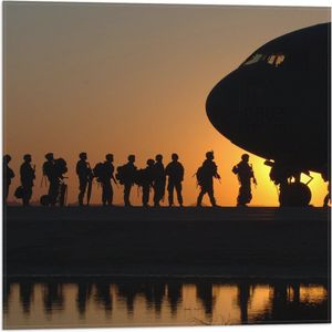 WallClassics - Vlag - Silhouet van Soldaten bij Vliegtuig - 50x50 cm Foto op Polyester Vlag