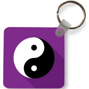Sleutelhanger - Een illustratie van het Yin en Yang logo met een paarse achtergrond - Plastic - Rond - Uitdeelcadeautjes