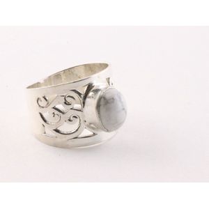 Opengewerkte zilveren ring met howliet - maat 16.5