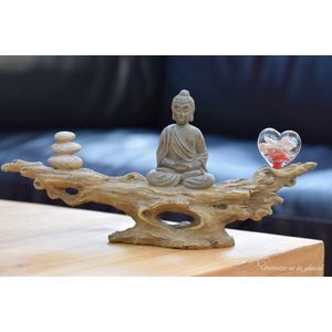 Urn beeld Boeddha met hart van glas waar crematie-as ingesmolten wordt -Hart Urn wordt door mijzelf, Jet, gemaakt-Handgemaakte urn met crematie- as vast geblazen in glas-Urn-Gedenken-Herinneren-Herdenkingsbeeld-Symbolische herdenking-crematie-as urn